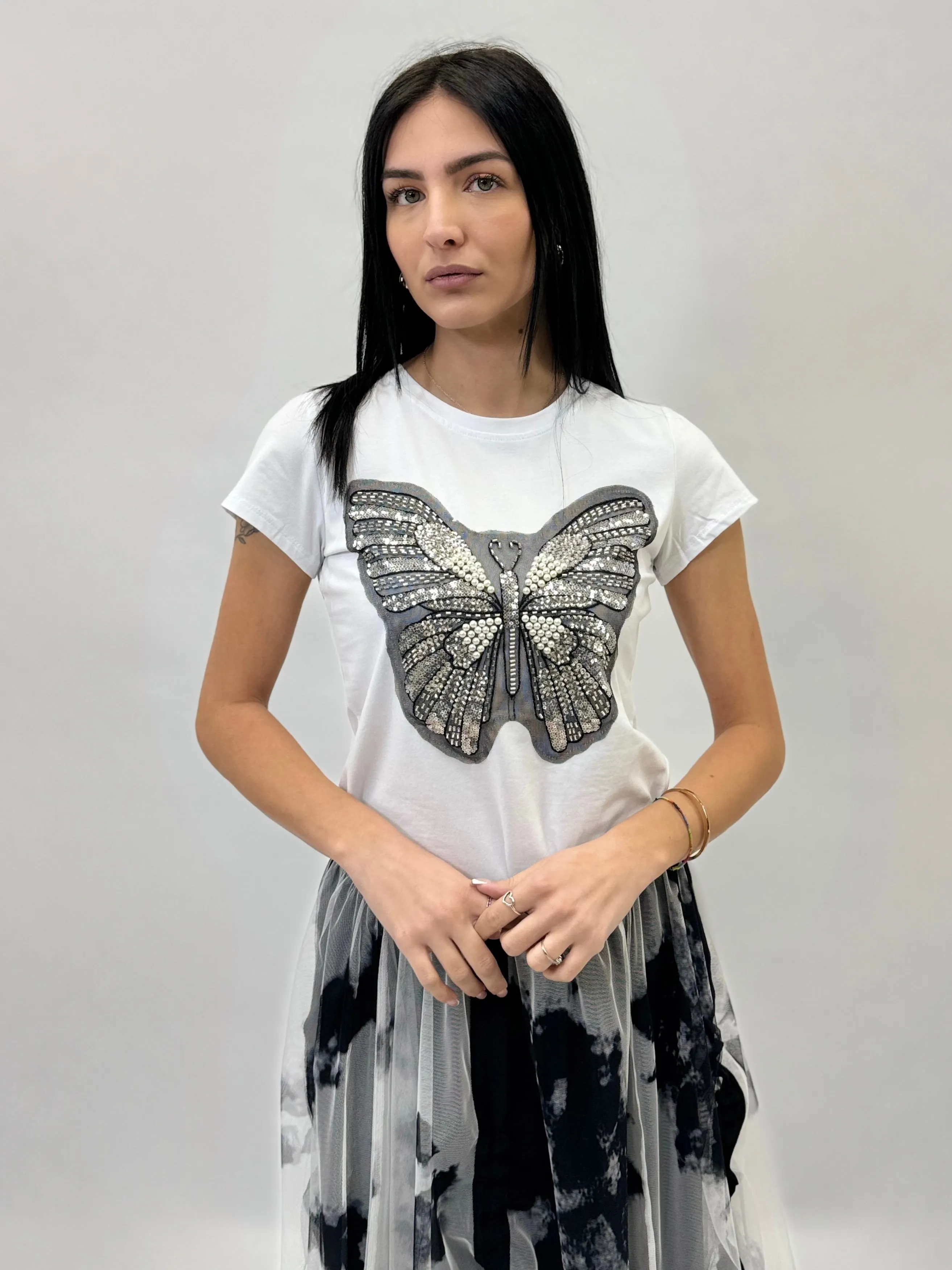 T-shirt in cotone con farfalla ricamata gioielli