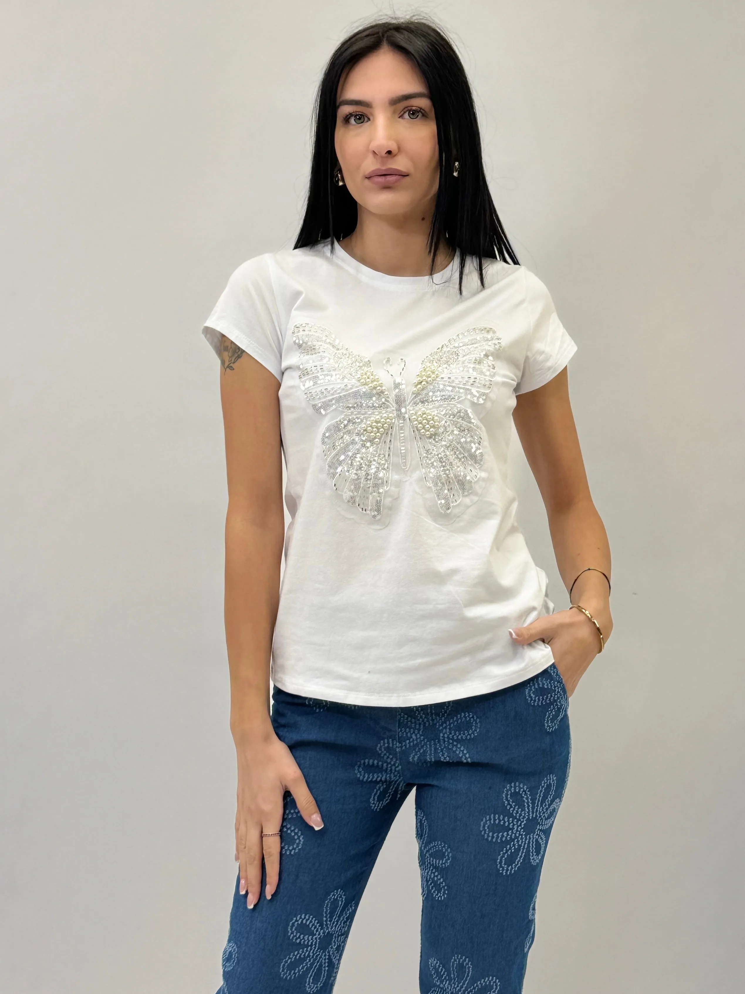 T-shirt in cotone con farfalla ricamata gioielli